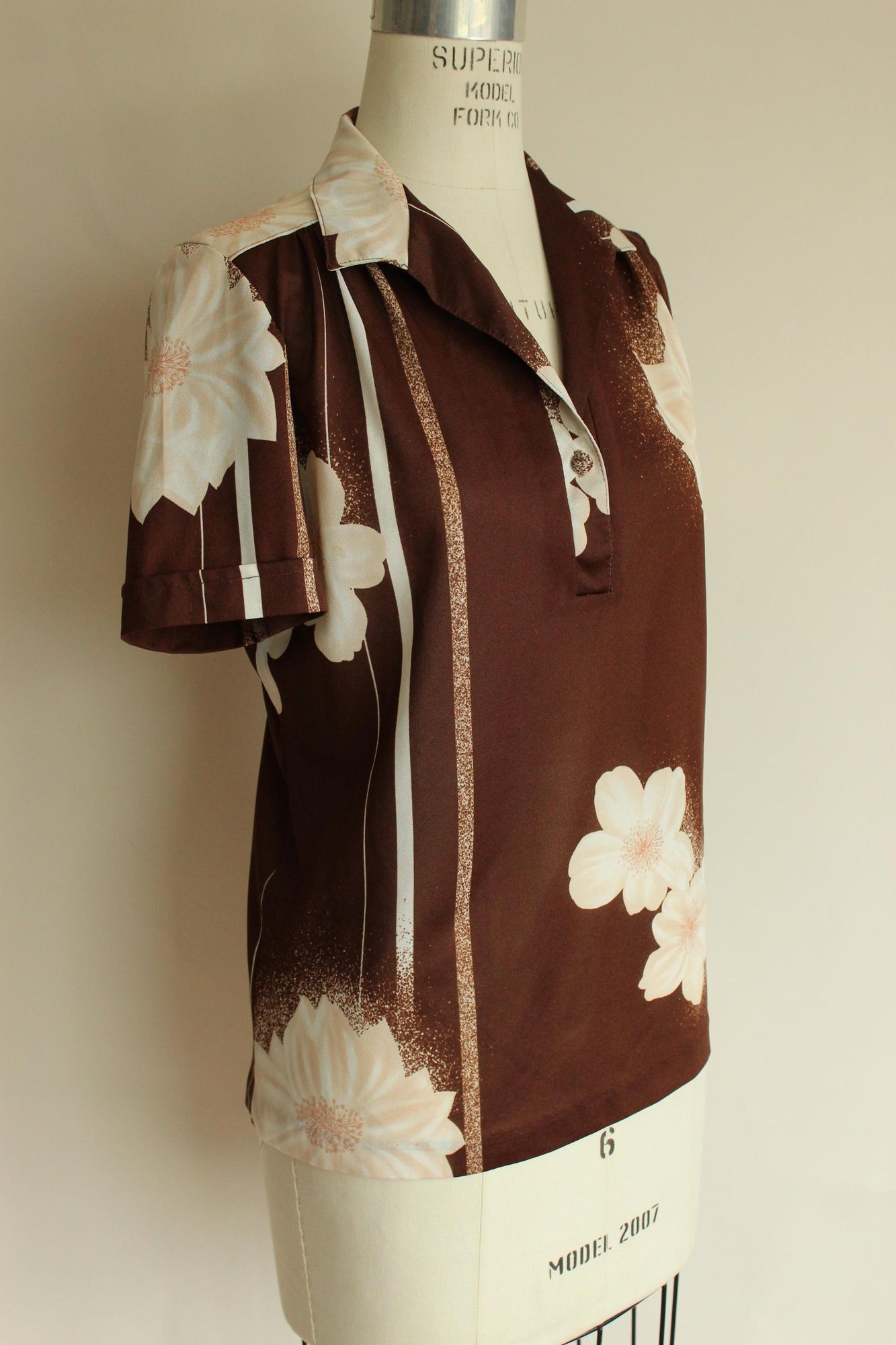 Vintage Vintage 1970s Blouse, Brown and White Floral Print Nylon Sho Size M / US 6-8 / IT 42-44 - 7 Thumbnail