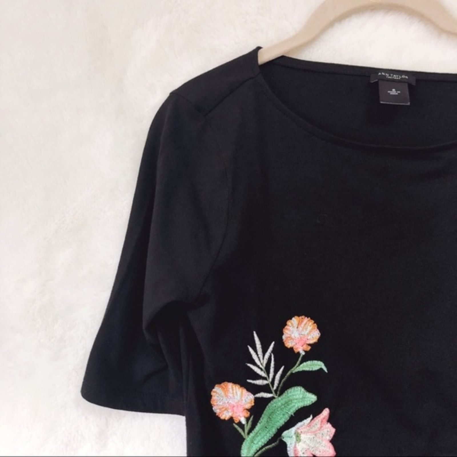Ann Taylor Ann Taylor Black Embroidered Flower Pattern Top Size S / US 4 / IT 40 - 3 Thumbnail