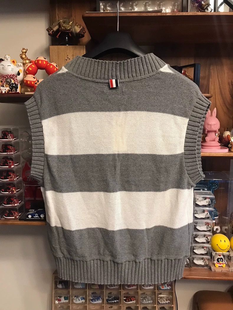 Thom Browne Thom Browne size3 Gray and white V-neck vest Size US L / EU 52-54 / 3 - 2 Thumbnail