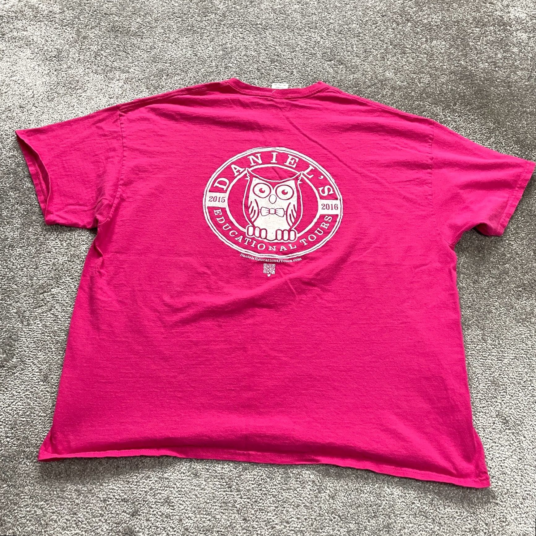 Gildan GILDAN Ultra Cotton Graphic T-Shirt Unisex 2XL Pink College Tour Tee Mens Size US XXL / EU 58 / 5 - 2 Thumbnail