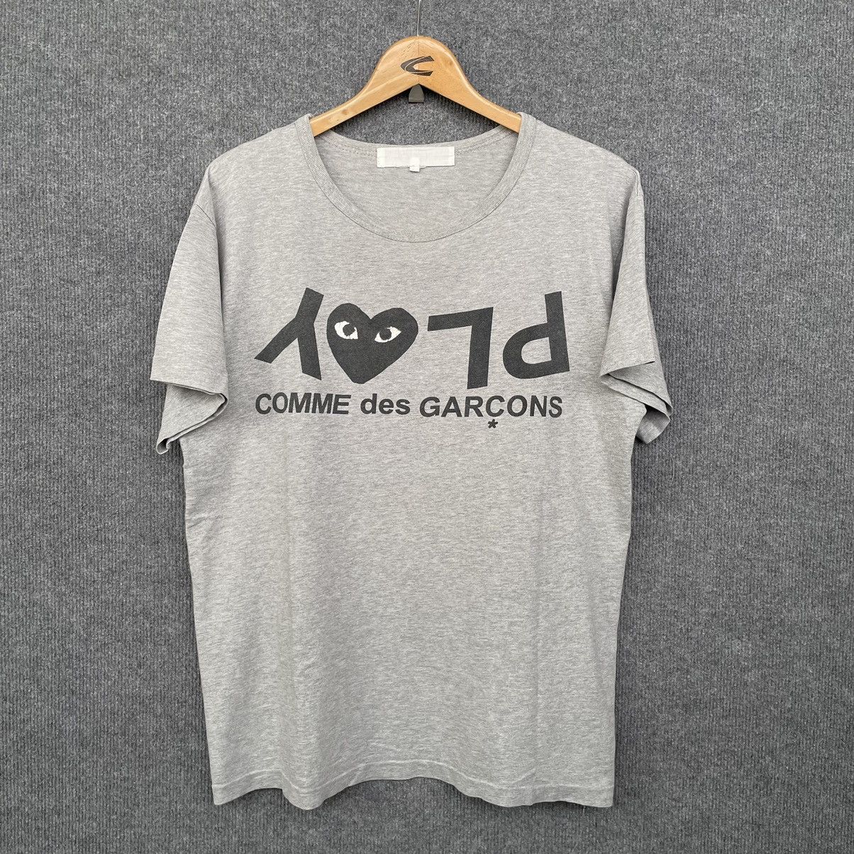 Comme des Garcons × Comme des Garcons PLAY CDG Play Upside Down Spell Out T Shirt Size US L / EU 52-54 / 3 - 1 Thumbnail