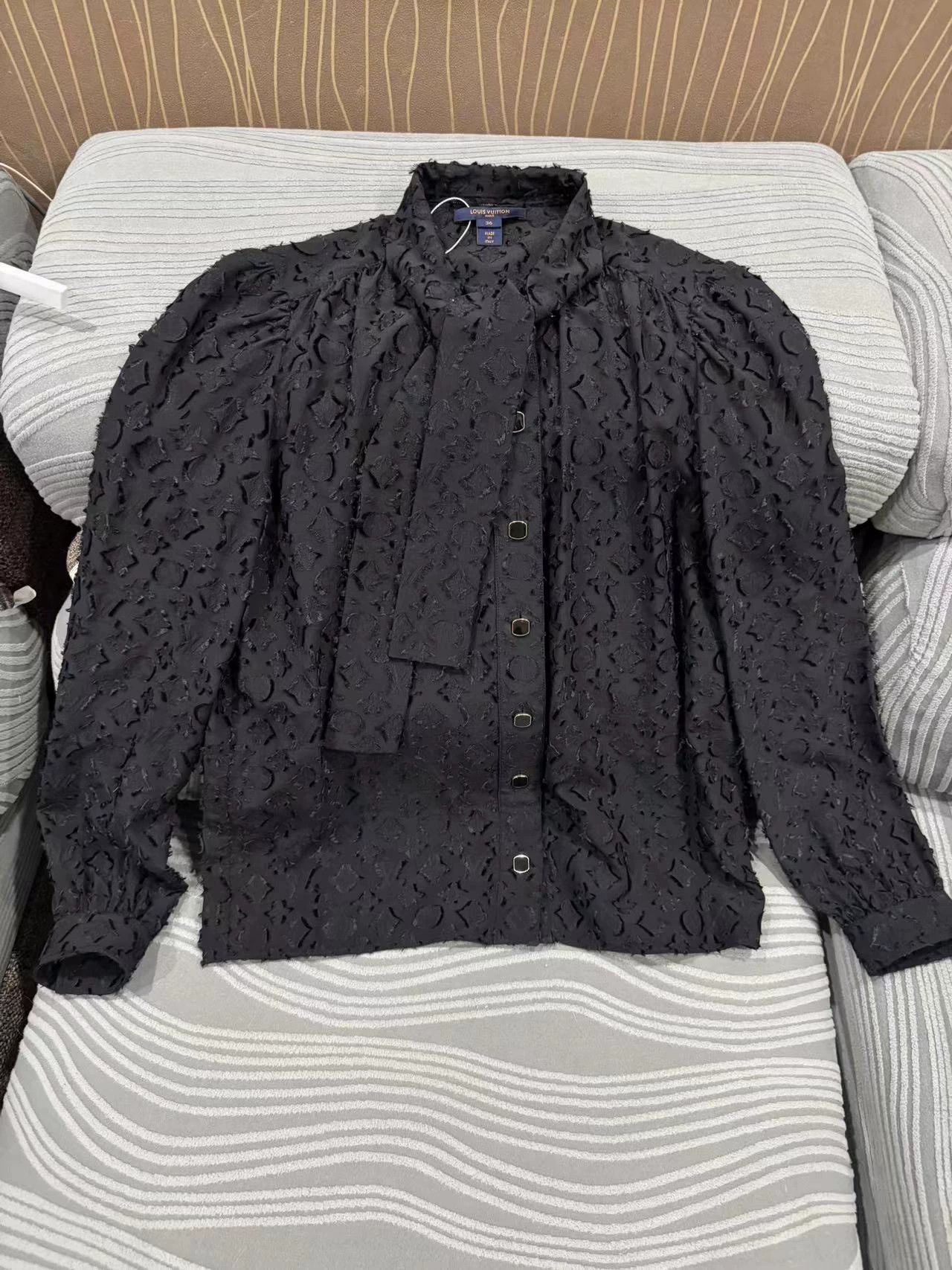 Louis Vuitton Lv Silk Shirt 36 MINT Collar Detachable Scarf Size XS / US 0-2 / IT 36-38 - 1 Thumbnail