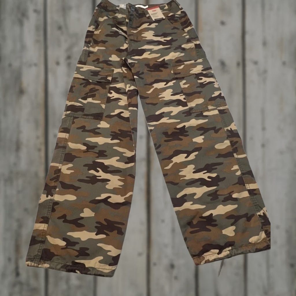 Levi's Levi's Women ‘94 Baggy 27x30 Camo Cargo Mid Rise Loose Hip Thigh Adjust Hem NWT Jeans Women Regular 31 Inseam Grape Leaf Emily Camo) Size ONE SIZE - 1 Thumbnail