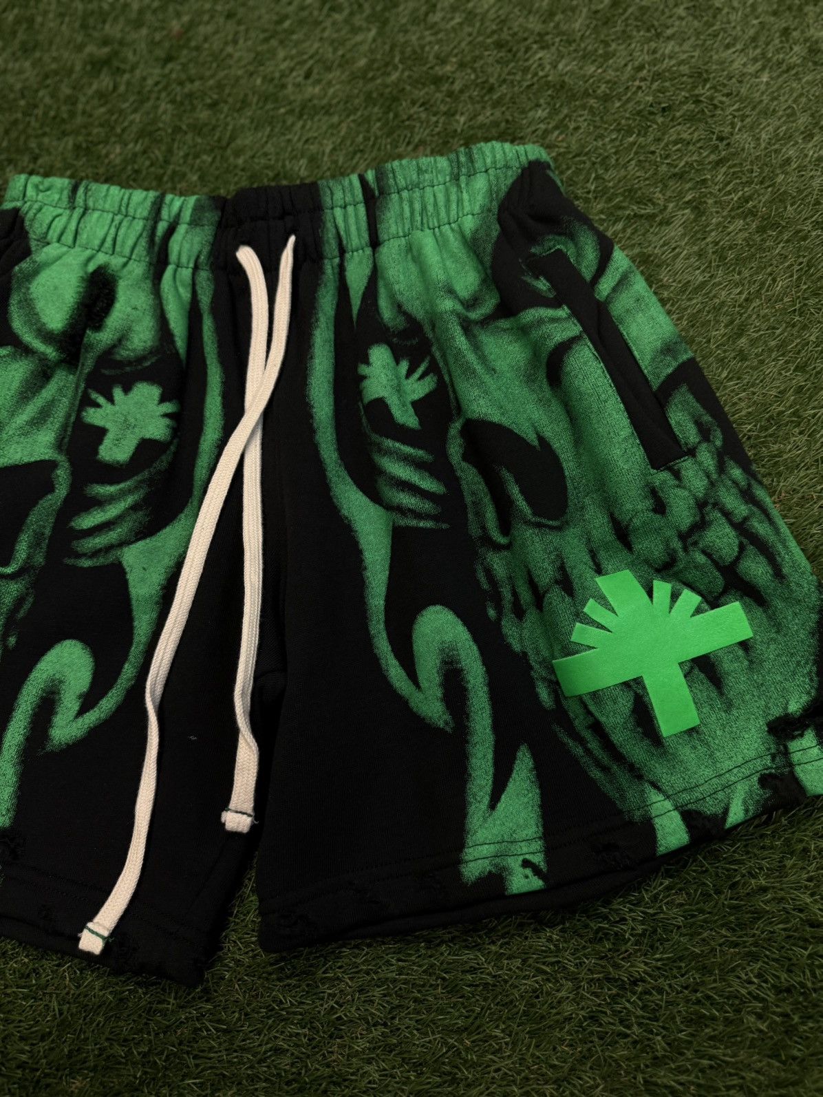 Vertabrae Vertabrae Skeleton Shorts Green Black Size Small (NEW) Size US 27 - 2 Thumbnail