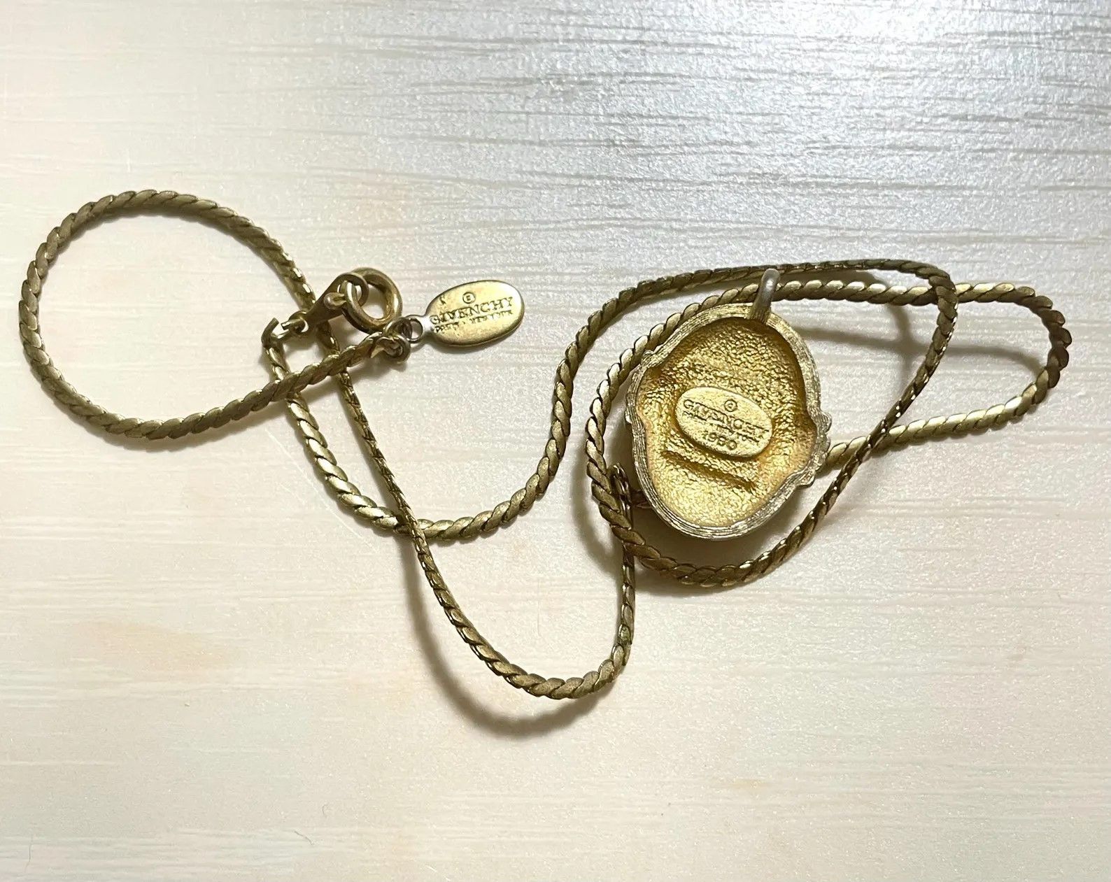 Givenchy Vintage Givenchy gold chain necklace with oval G logo top Size ONE SIZE - 4 Thumbnail