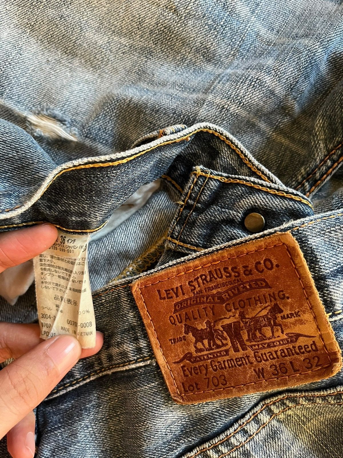 Levi's Vintage 90s Levis 703 Blue Wash Distressed Baggy Jeans 37x32 Size US 37 - 9 Thumbnail