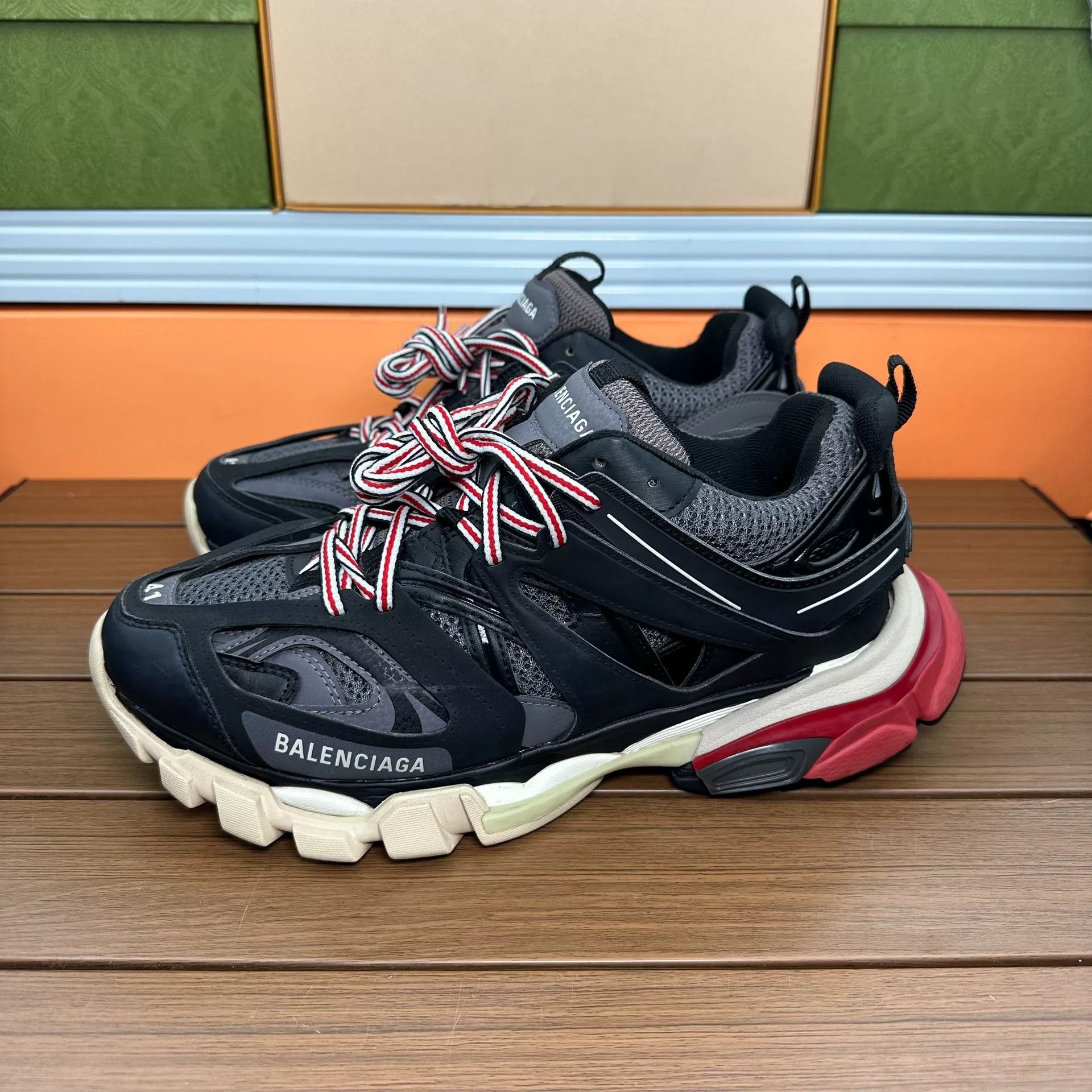 Balenciaga Balenciaga Black Lowtop Sneakers 8 Men Size US 8 / EU 41 - 1 Thumbnail