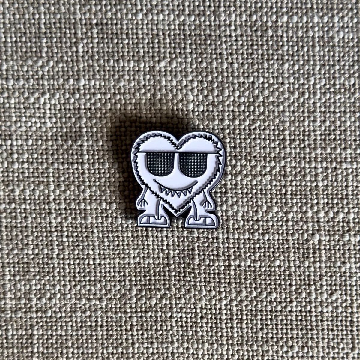 Other Emoji Heart with Glasses SDCC 2015 Pins Promo Comic Con FX Size ONE SIZE - 4 Thumbnail
