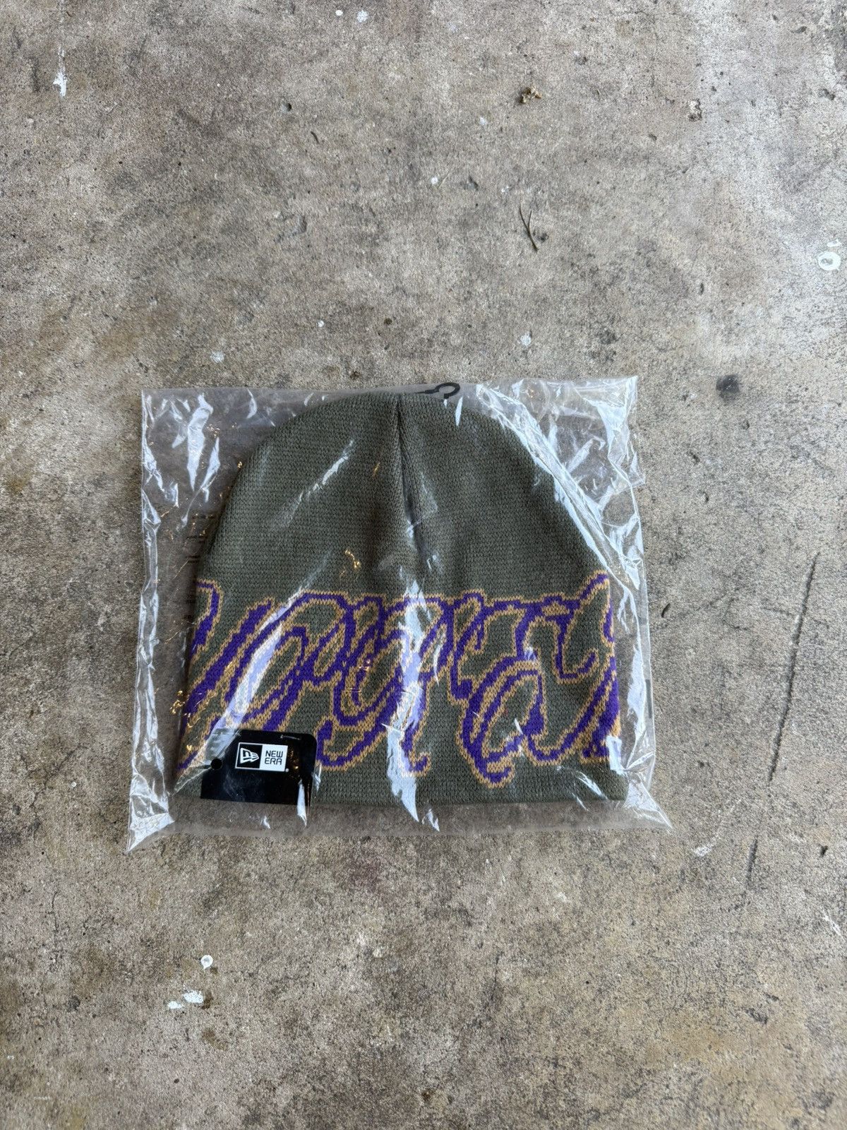 Supreme Supreme SS26 Cursive New Era beanie Olive/Purple Size ONE SIZE - 1 Thumbnail
