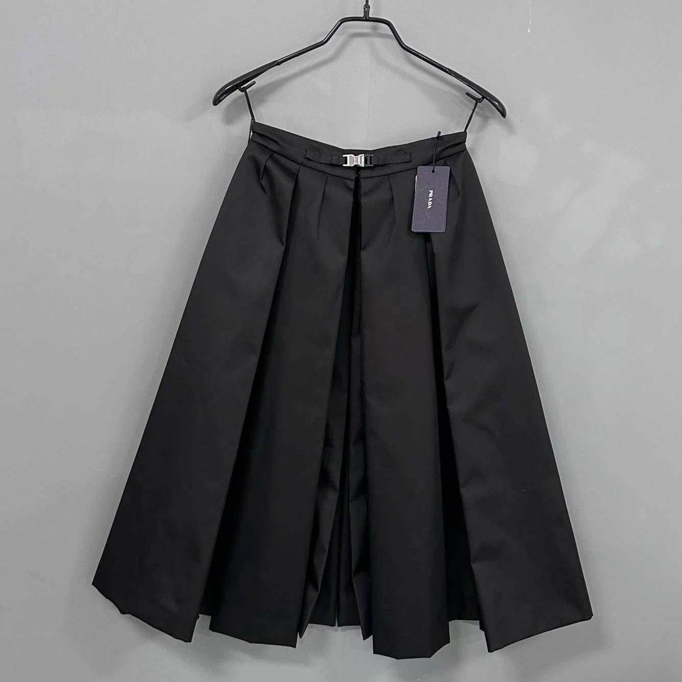 Prada PRADA Triangle Logo Nylon Pleated Skirt 36 Size 25" / US 0 / IT 36 - 1 Thumbnail