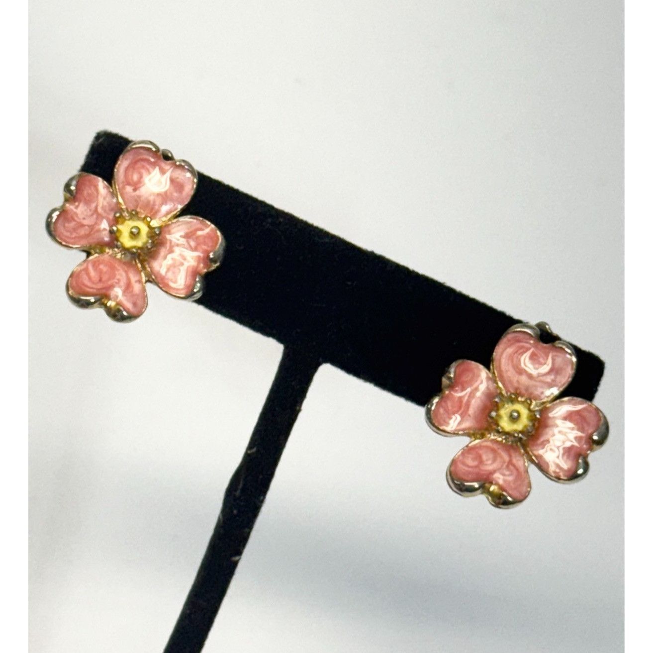 Vintage Vintage pink enamel flower clip on earrings Size ONE SIZE - 1 Thumbnail
