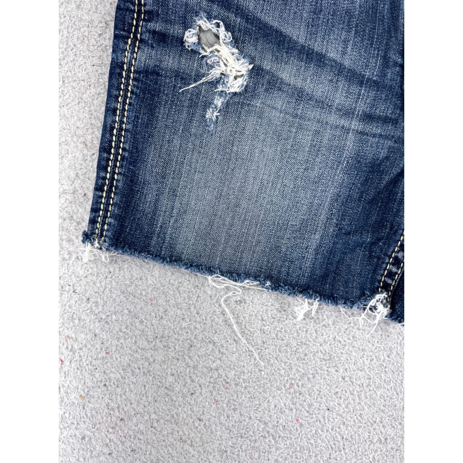 Silver Jeans Co. VINTAGE is not applicable; Silver Jeans Short Woman Blue Denim Cut-Off 25x5 5-Pocket Button Closure Mid Rise Distressed stretch Size 42" / US 20 - 3 Thumbnail