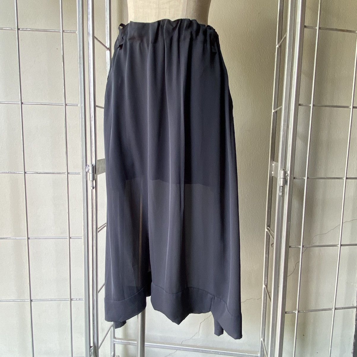 Issey Miyake ISSEY MIYAKE Dark Gray Chiffon Skort with Smocked Waist Size 27" / US 4 / IT 40 - 12 Thumbnail