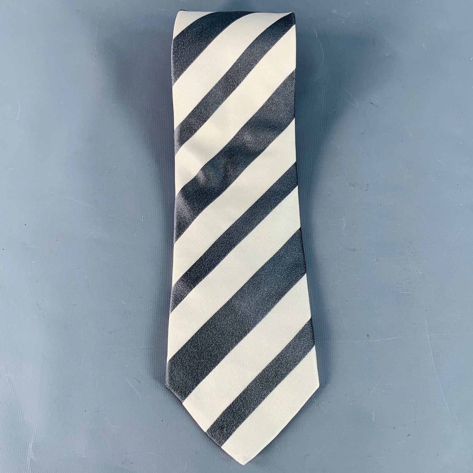 Giorgio Armani GIORGIO ARMANI Cream Diagonal Stripe Silk Twill Tie Size ONE SIZE - 3 Thumbnail