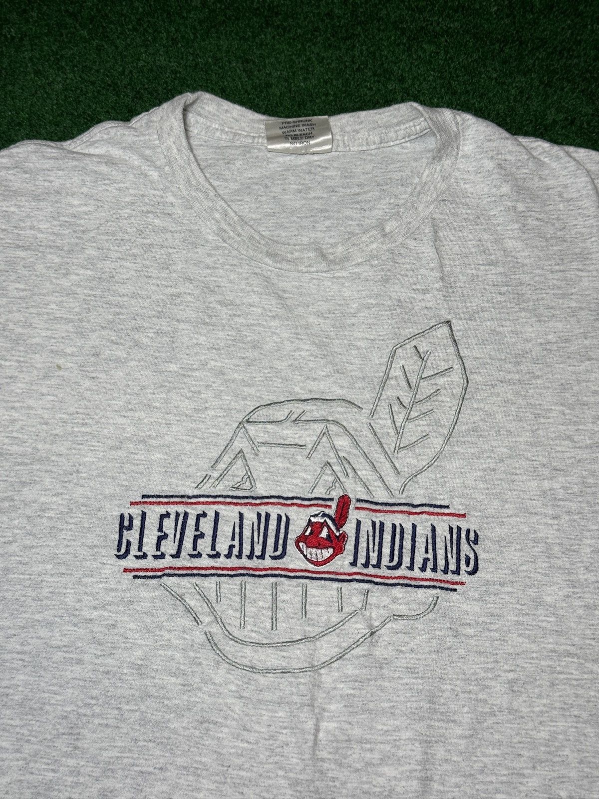 Vintage Vintage 90s Cleveland Indians Embroidered Retro XL T Shirt Size US XL / EU 56 / 4 - 2 Thumbnail