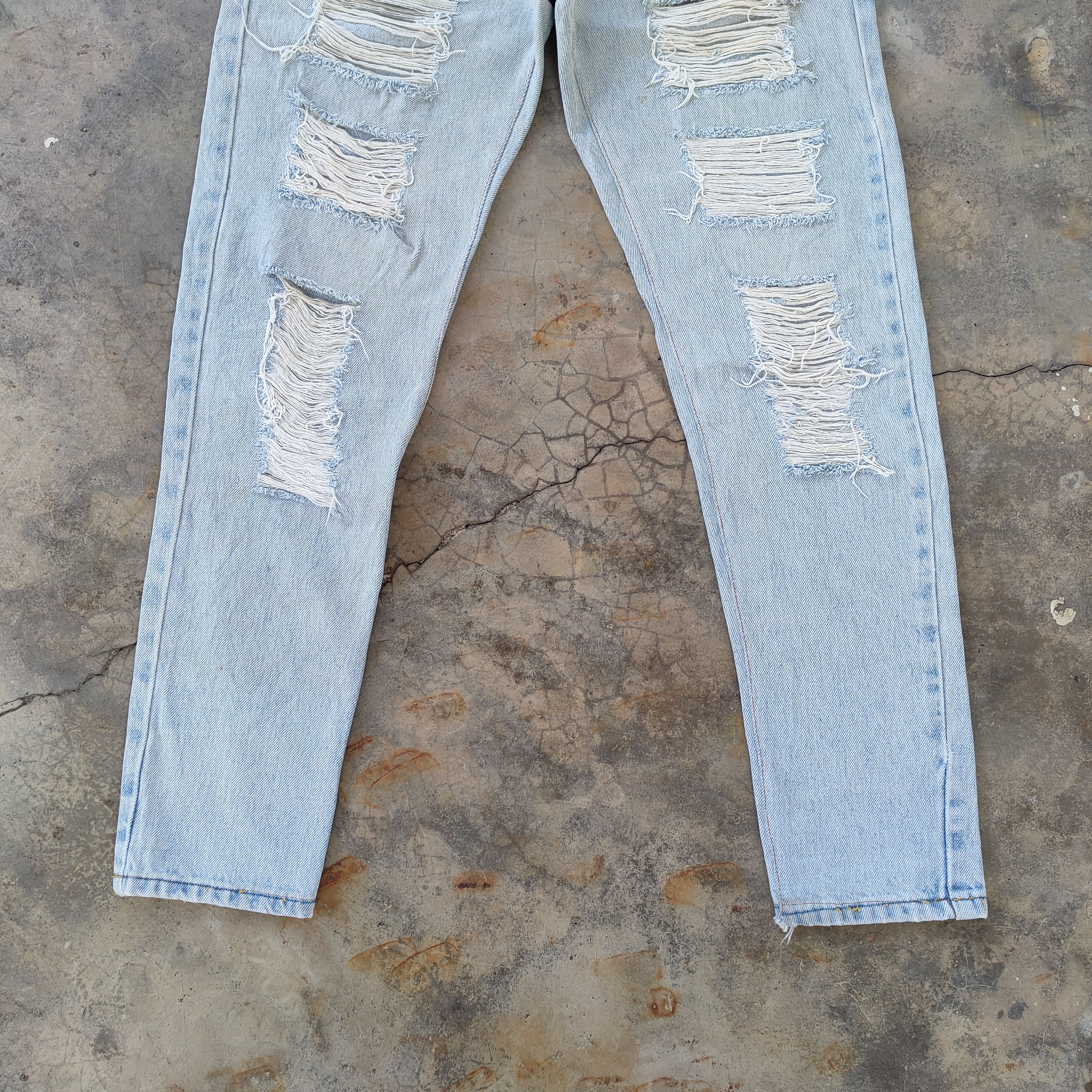 Levi's Vintage Clothing Vintage Levi's 550 Relaxed Fit light blue distressed Denim Size US 32 / EU 48 - 4 Thumbnail