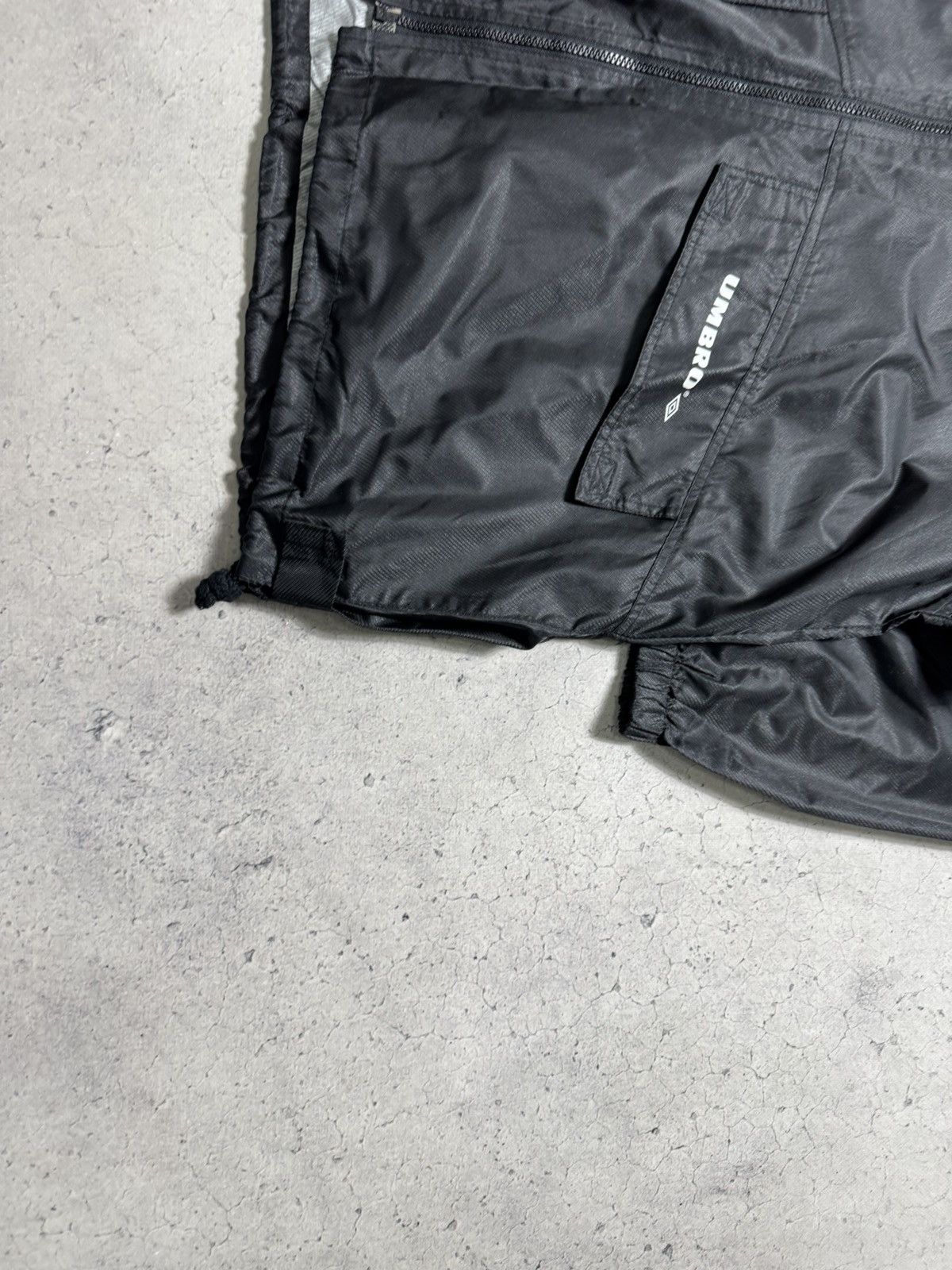 Umbro Umbro Black Big Logo Nylon Jacket Vintage 90’s Size US L / EU 52-54 / 3 - 3 Thumbnail