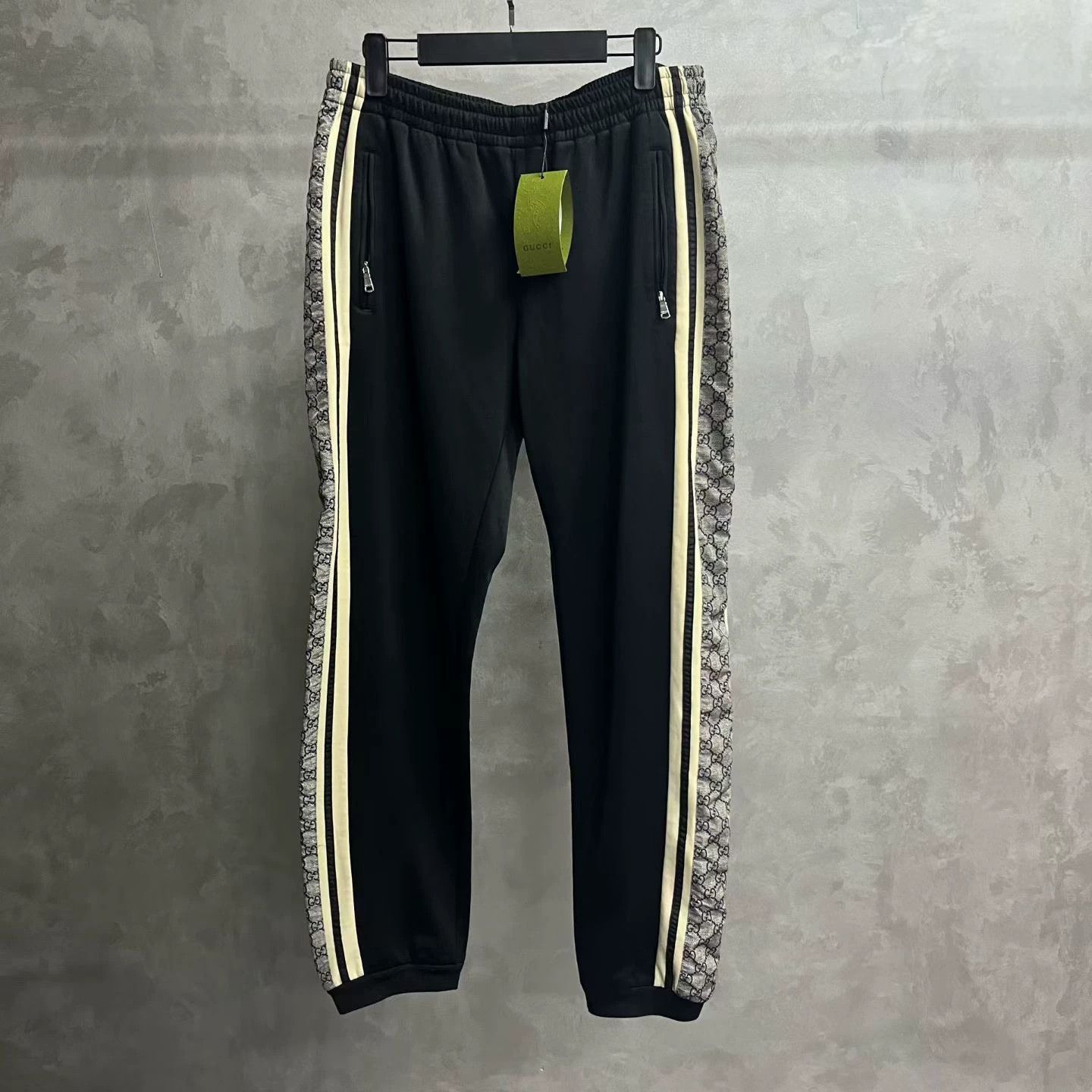 Gucci gucci black classic gg logo jogger pants Size US 32 / EU 48 - 1 Thumbnail