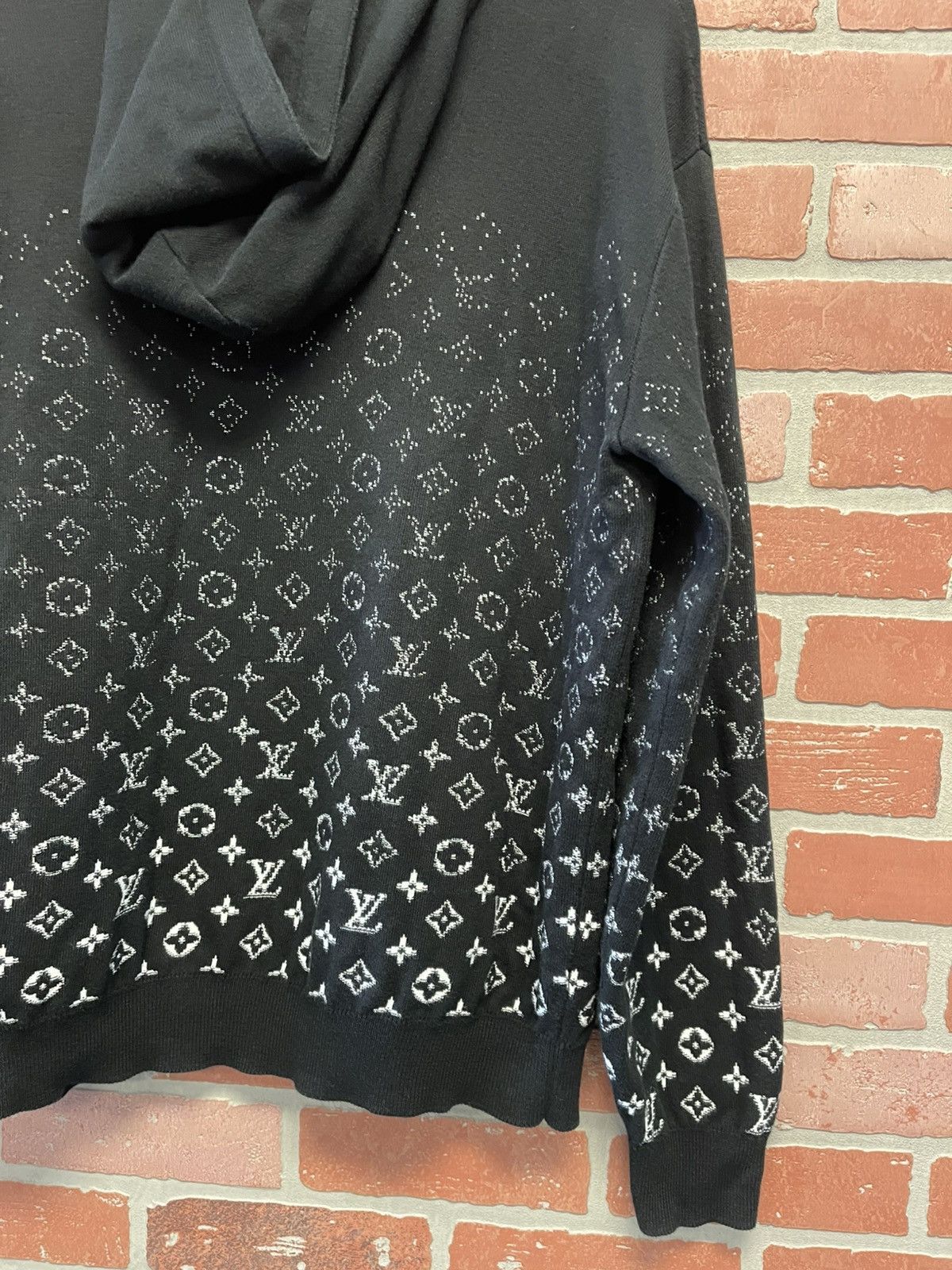 Louis Vuitton Size M - Louis Vuitton Monogram Gradient Hoodie Size US M / EU 48-50 / 2 - 6 Thumbnail
