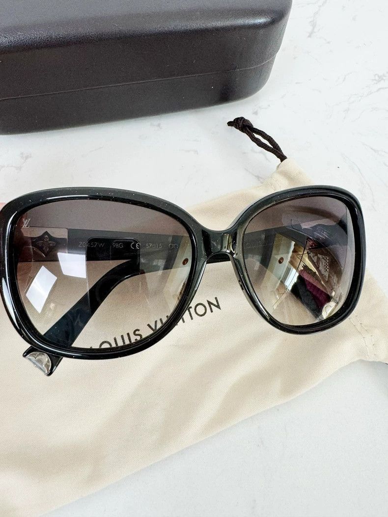Louis Vuitton Louis Vuitton Sunglasses with Case and Accessories -2505 Size ONE SIZE - 2 Thumbnail