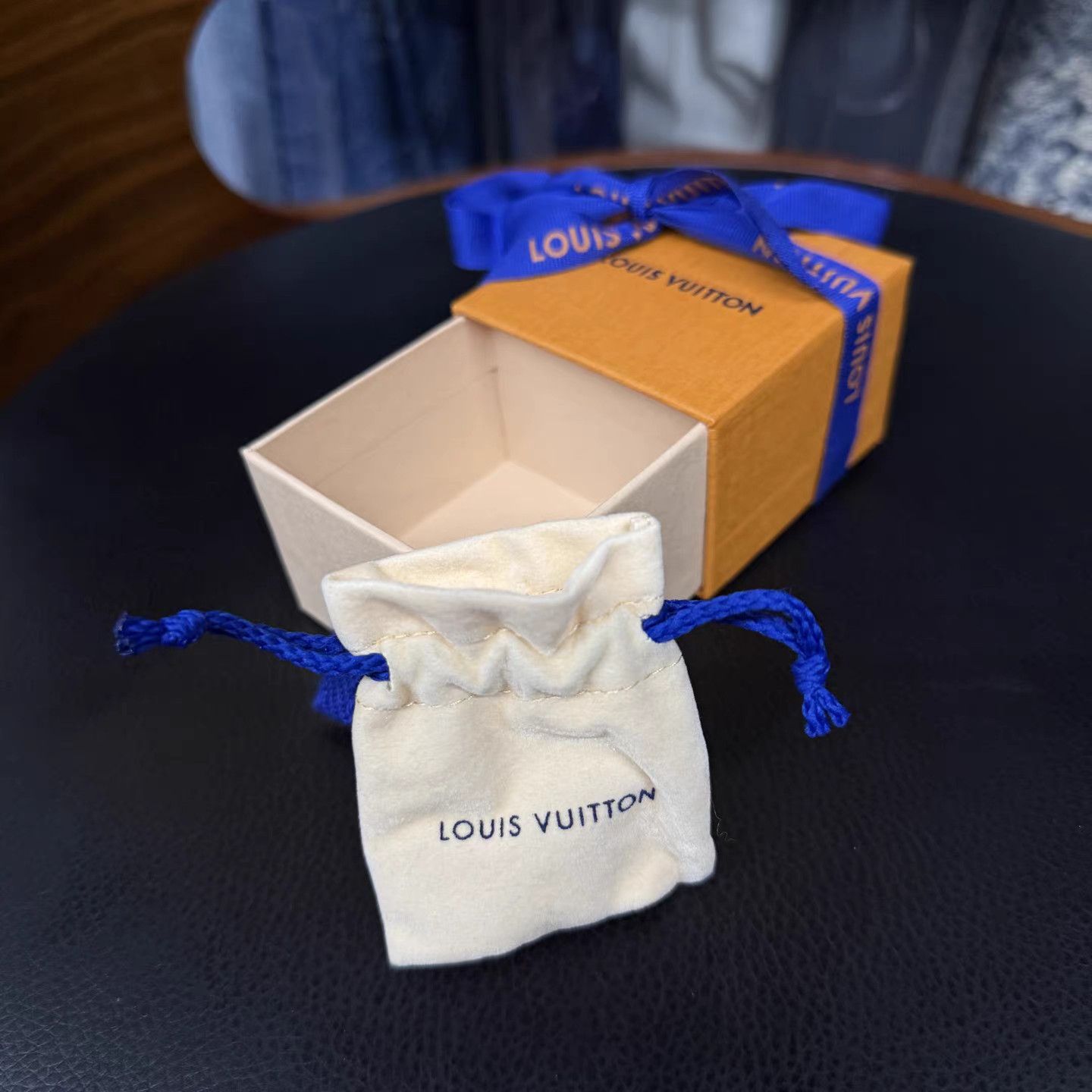 Louis Vuitton LV Classic Logo Crystal Gold Stud Earrings K15 Size ONE SIZE - 3 Thumbnail