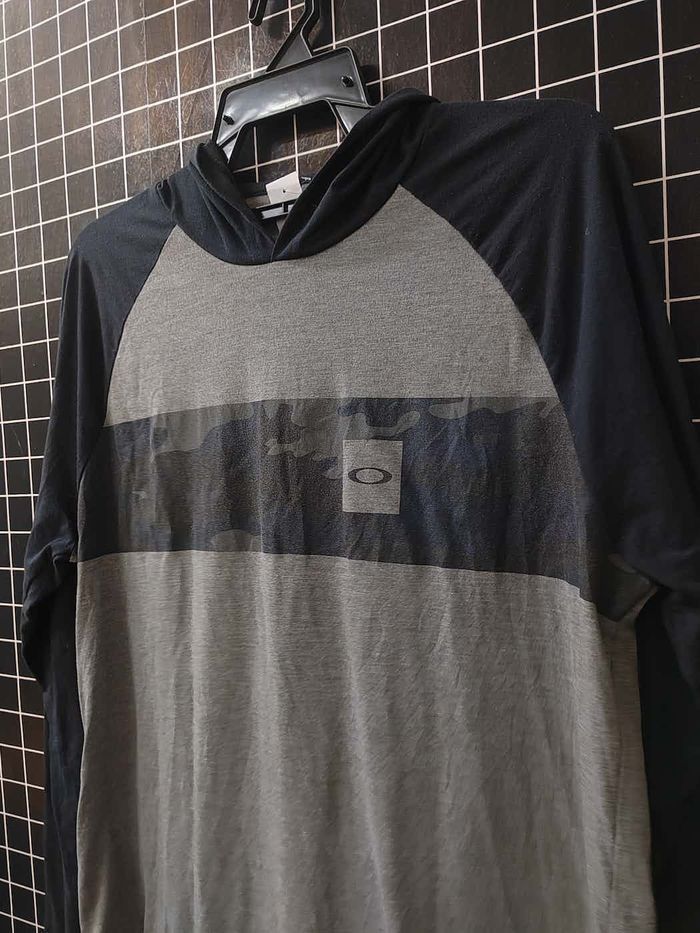 Oakley Vintage Oakley Long Sleeve Hoodie Tshirt Size US M / EU 48-50 / 2 - 2 Thumbnail