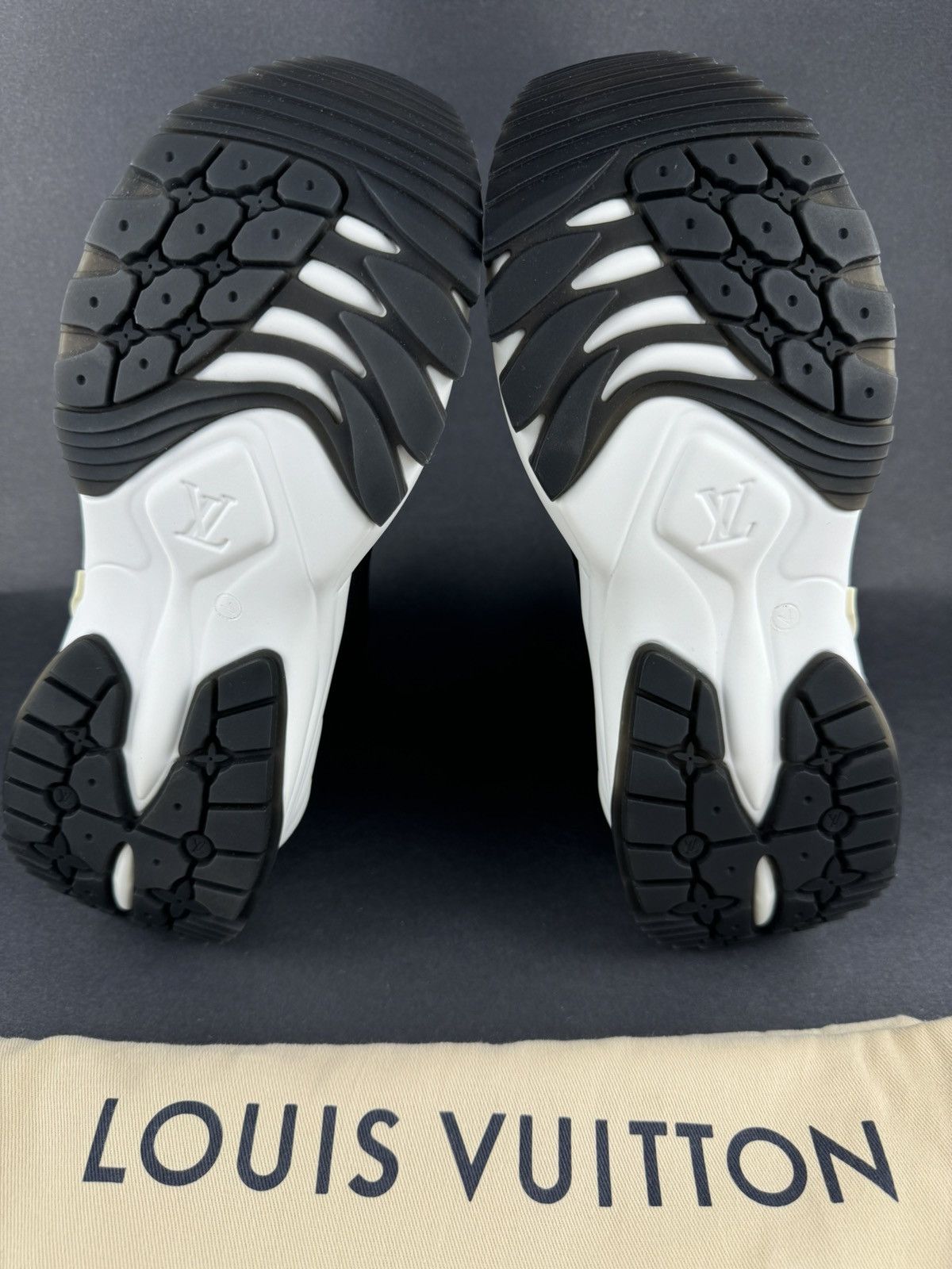 Louis Vuitton Authentic Louis Vuitton Run 55 Sneaker Boot size 36 (US 6) Size US 6 / IT 36 - 5 Thumbnail