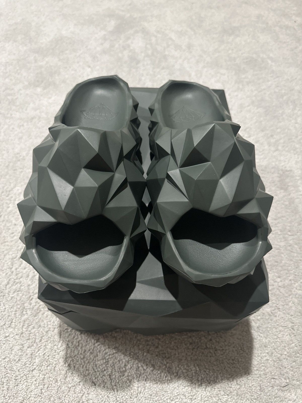 Diamond Supply Co. Diamond Supply x Godzilla x Sneakercon Black Slides Size US 9 / EU 42 - 2 Thumbnail