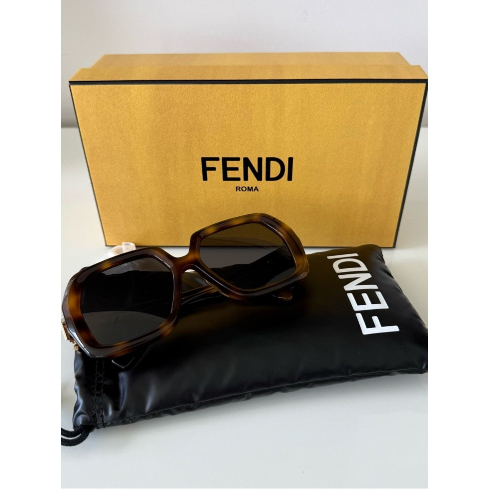 Fendi NEW!!! Fendi women oversized sunglasses FE40139F 53A Size ONE SIZE - 7 Thumbnail