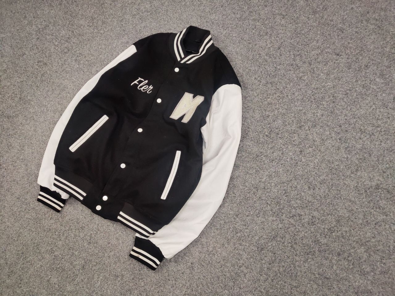 Japanese Brand Vintage 90's Japanese Black White Logo Varsity Bomber Jacket Size US L / EU 52-54 / 3 - 3 Thumbnail