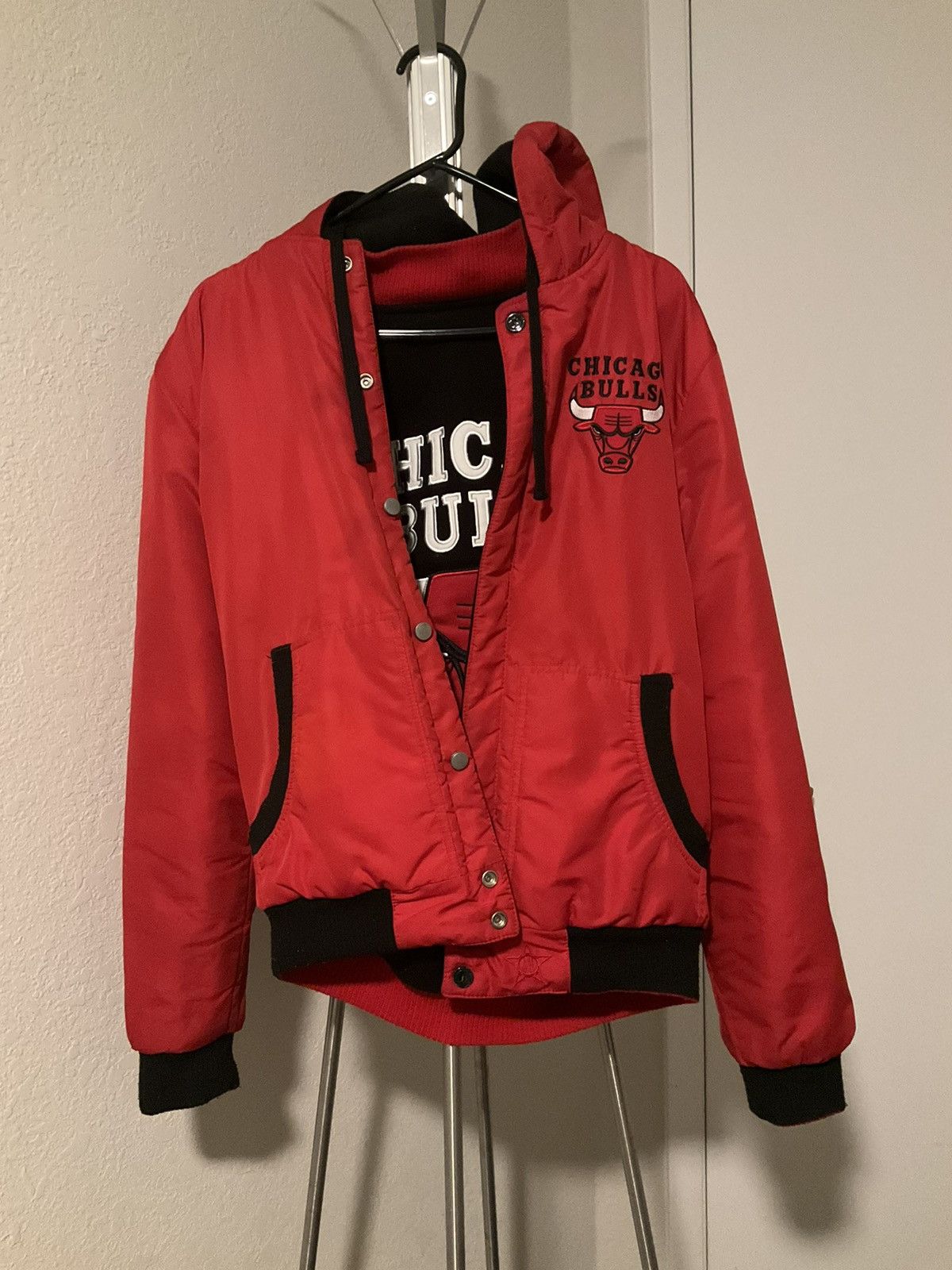 NBA × Vintage Vintage Chicago Bulls reversable jacket fits like medium Size US XS / EU 42 / 0 - 3 Thumbnail