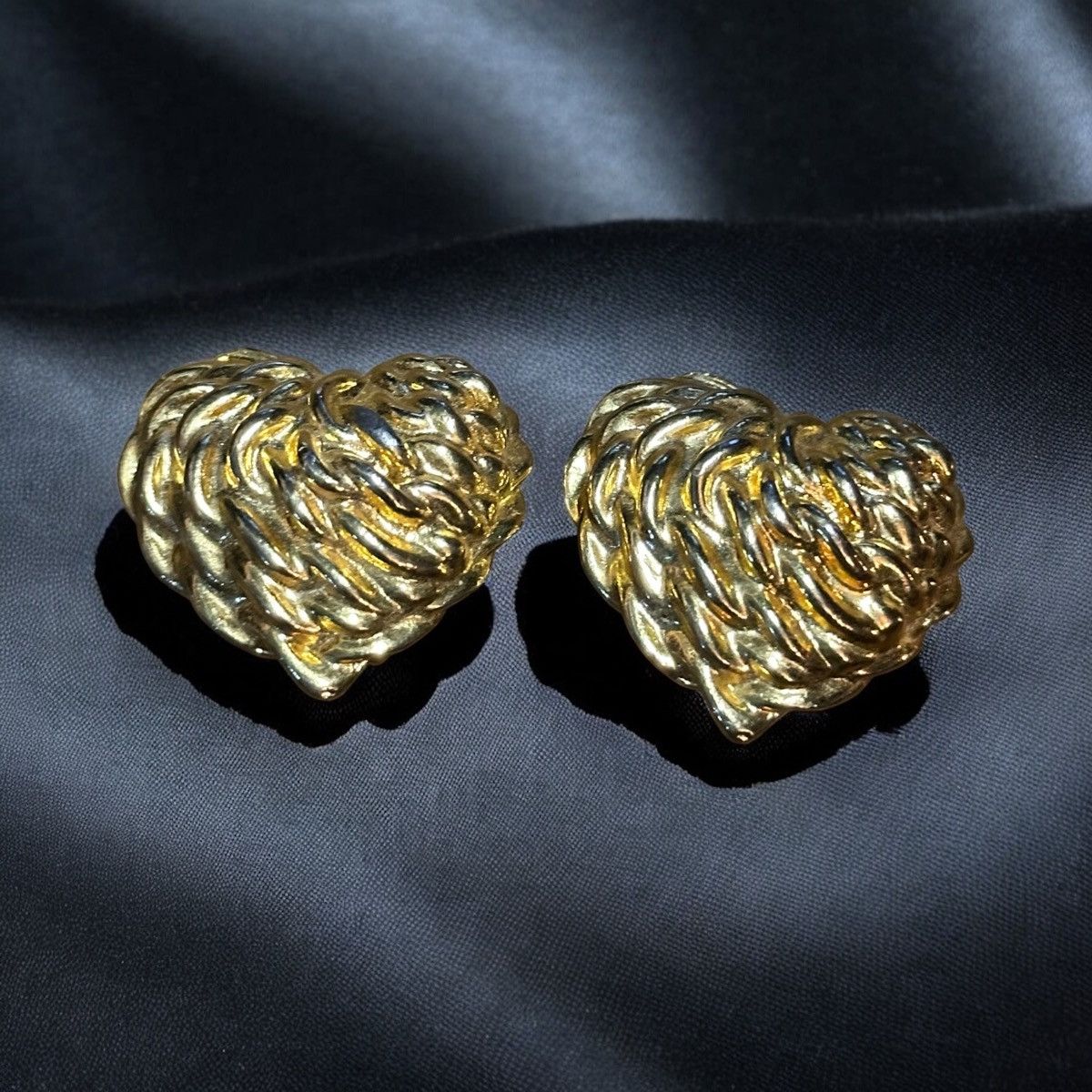 Vintage Vintage textured gold tone clip on heart earrings Size ONE SIZE - 1 Thumbnail