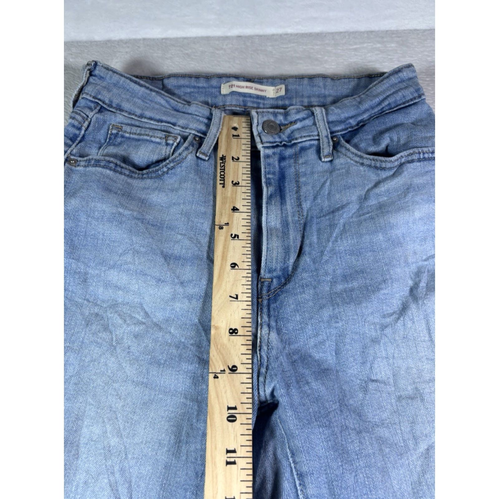 Levi's VINTAGE? No. Levi’s Jeans Women's 721 High Rise Skinny Light Blue Wash Distressed Size 27 Size 28" / US 6 / IT 42 - 3 Thumbnail