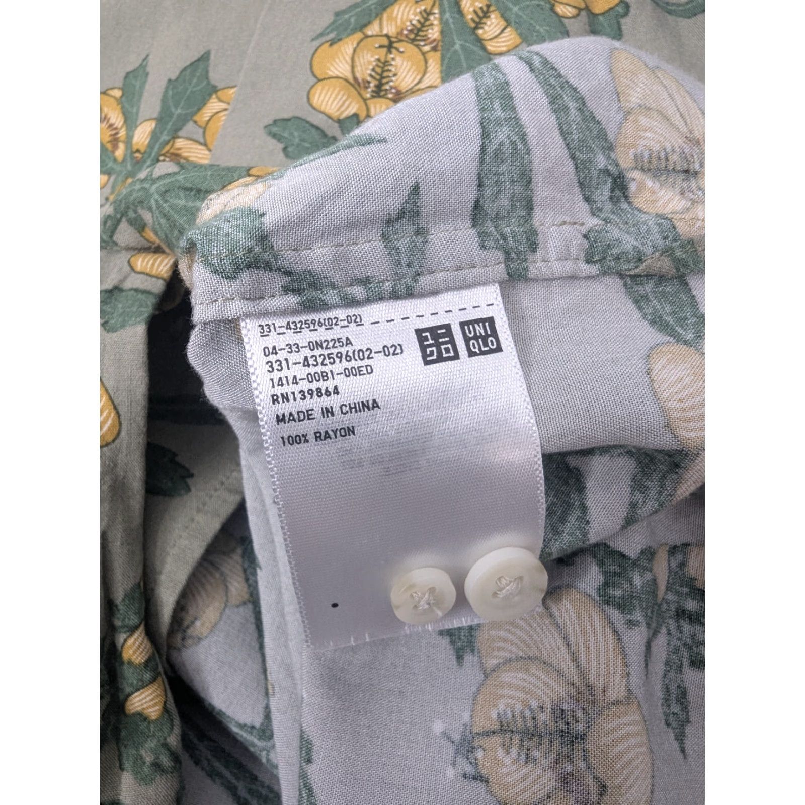Uniqlo VINTAGE Uniqlo Shirt Mens XL Short Sleeve Button Hawaiian Floral AOP Rayon Collar Size US XL / EU 56 / 4 - 7 Thumbnail