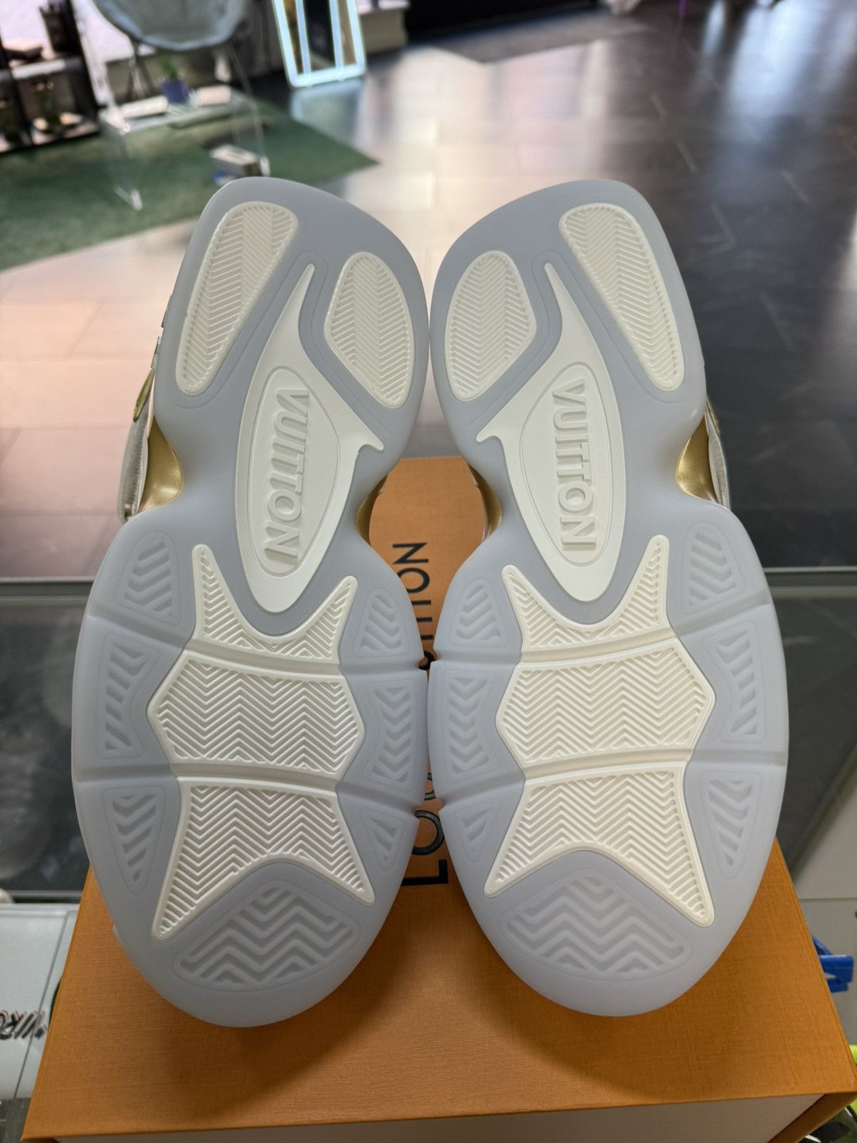 Louis Vuitton Louis Vuitton Trainer 2 White Gold Size US 9 / EU 42 - 5 Thumbnail