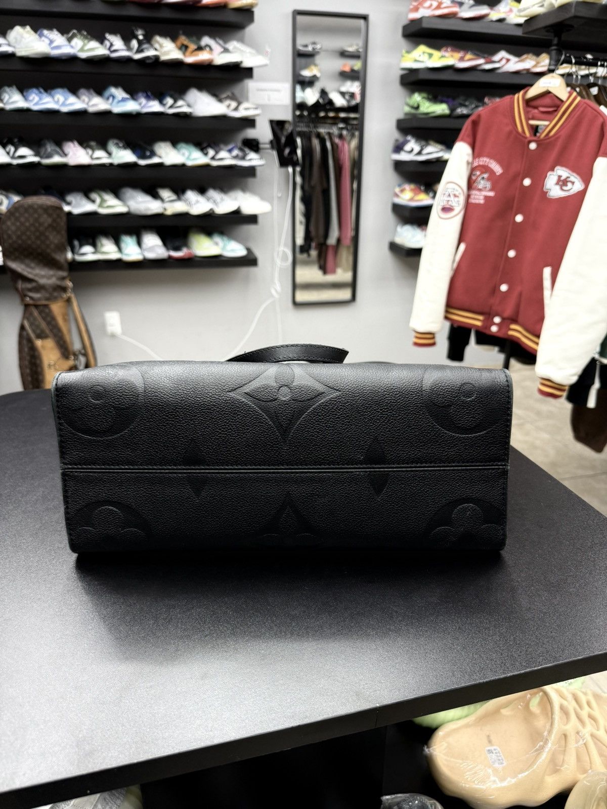 Louis Vuitton Louis Vuitton OnTheGo MM Black Leather Bag Size ONE SIZE - 10 Thumbnail