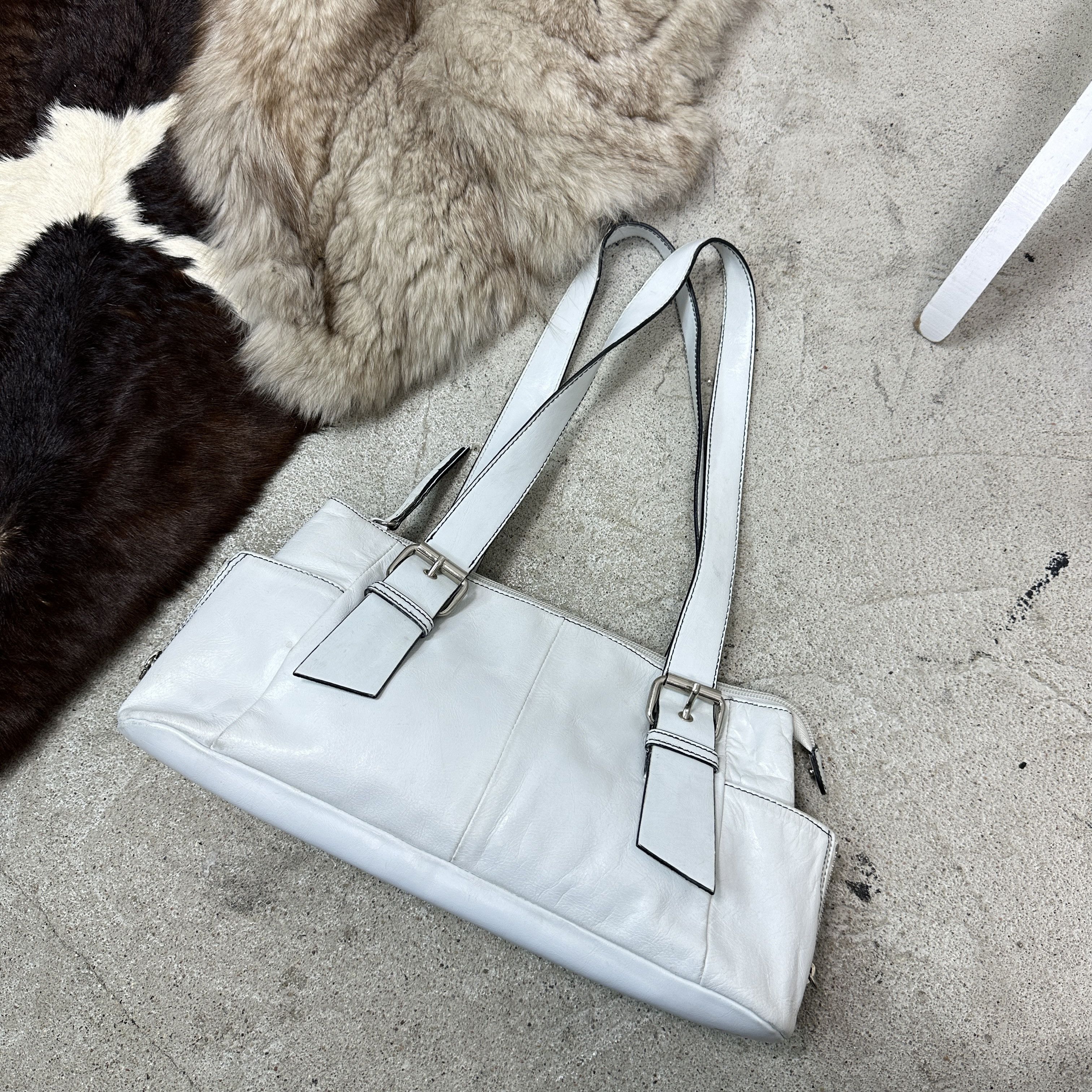Vintage Vintage Leather White Buckled Baguette Bag Y2K Size ONE SIZE - 2 Thumbnail