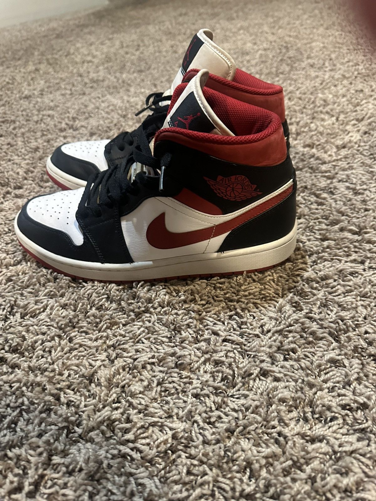 Jordan Brand Air Jordan 1 Mid “Chicago Black Toe” Size US 9 / EU 42 - 1 Thumbnail