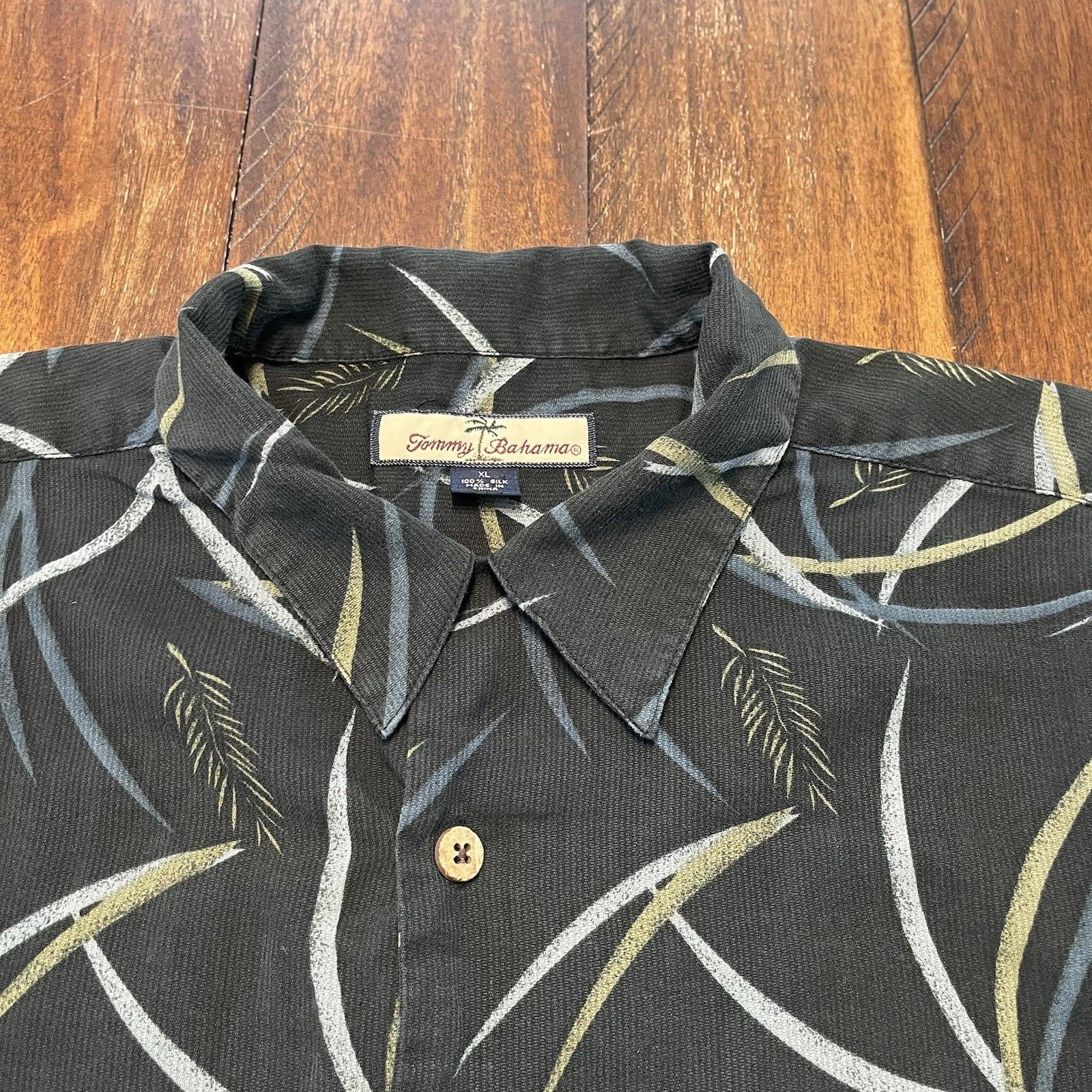 Tommy Bahama Tommy Bahama Men’s XL Black Hawaiian Floral Shirt Vtg Style Size US XL / EU 56 / 4 - 3 Thumbnail