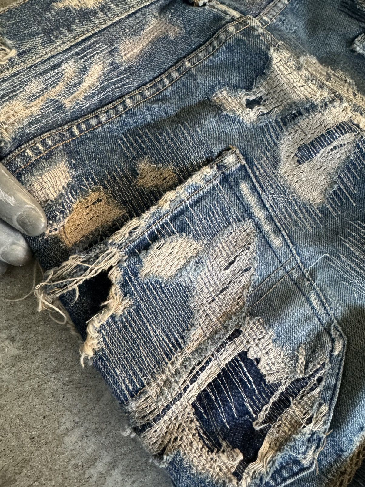 Jun Takahashi × Undercover ARCHIVE UNDERCOVER AW05 ARTS AND CRAFTS 85 DENIM JEANS Size US 28 / EU 44 - 11 Thumbnail