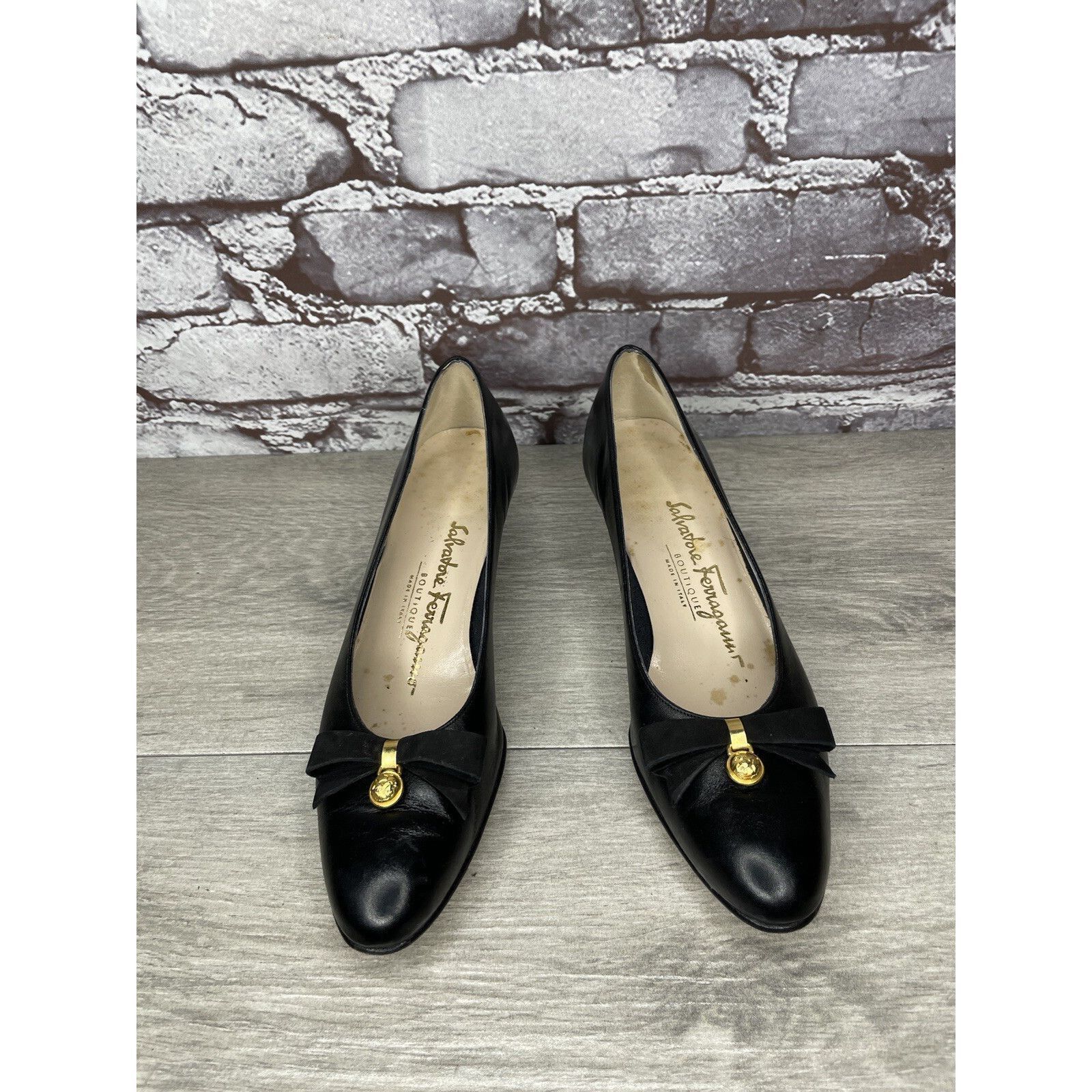 Salvatore Ferragamo Salvatore Ferragamo Black Leather Gold Bow Designer VTG Heel Size US 6 / IT 36 - 14 Thumbnail