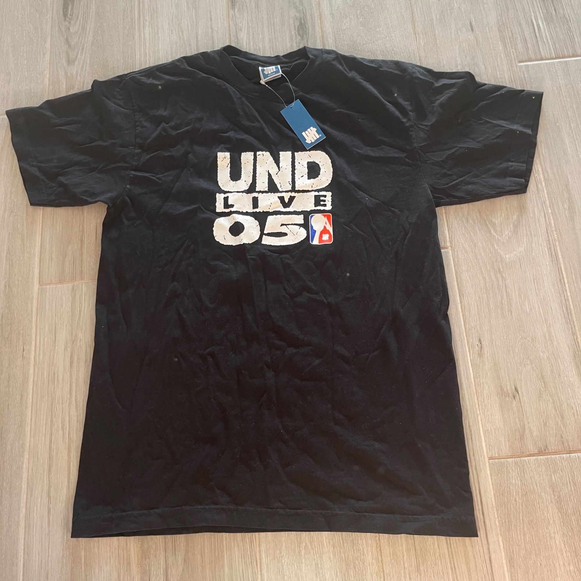 Undefeated NWT UNDEFEATED LA LIVE BLACK TEE SZ MEDIUM Size US M / EU 48-50 / 2 - 2 Thumbnail
