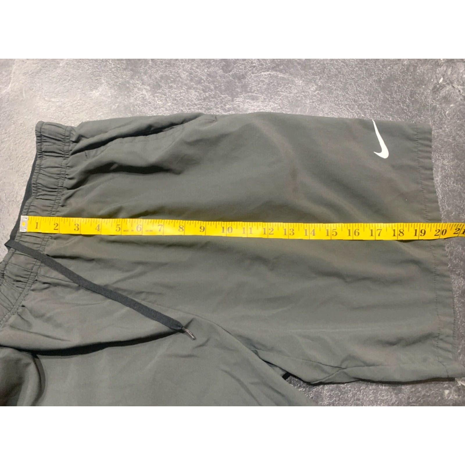 Nike Nike Dri-Fit Shorts Large Gray Polyester with Pockets Men Activewear Athletic Regular Size L Size US 33 - 5 Thumbnail