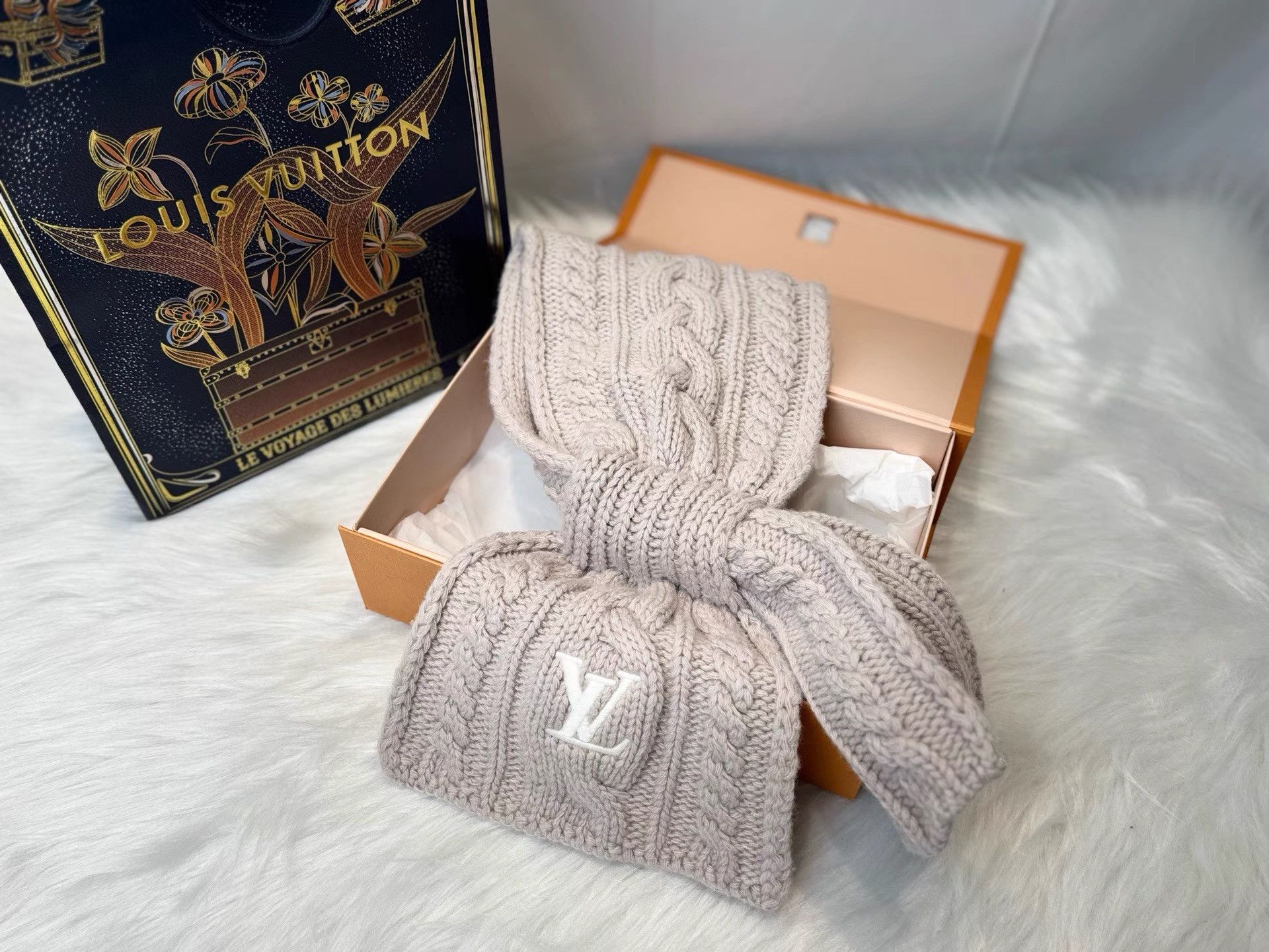 Louis Vuitton LV Only LV Mini Cable Scarf K36 Size ONE SIZE - 1 Thumbnail