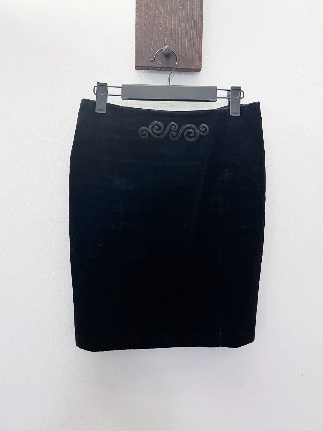 Burberry Burberry Vintage Velvet Embroidered Bodycon Skirt Size 42 Size 28" / US 6 / IT 42 - 7 Thumbnail