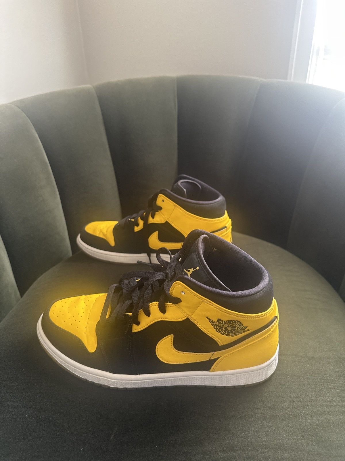 Jordan Brand Jordan 1 Retro Mid New Love (2017) Size US 10.5 / EU 43-44 - 1 Thumbnail