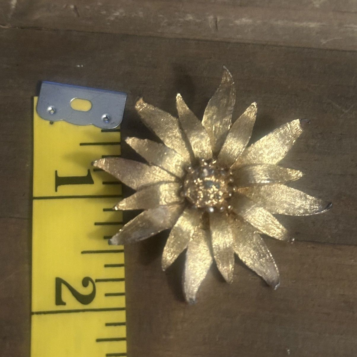 Vintage Vintage gold tone textured sunflower brooch Size ONE SIZE - 2 Thumbnail