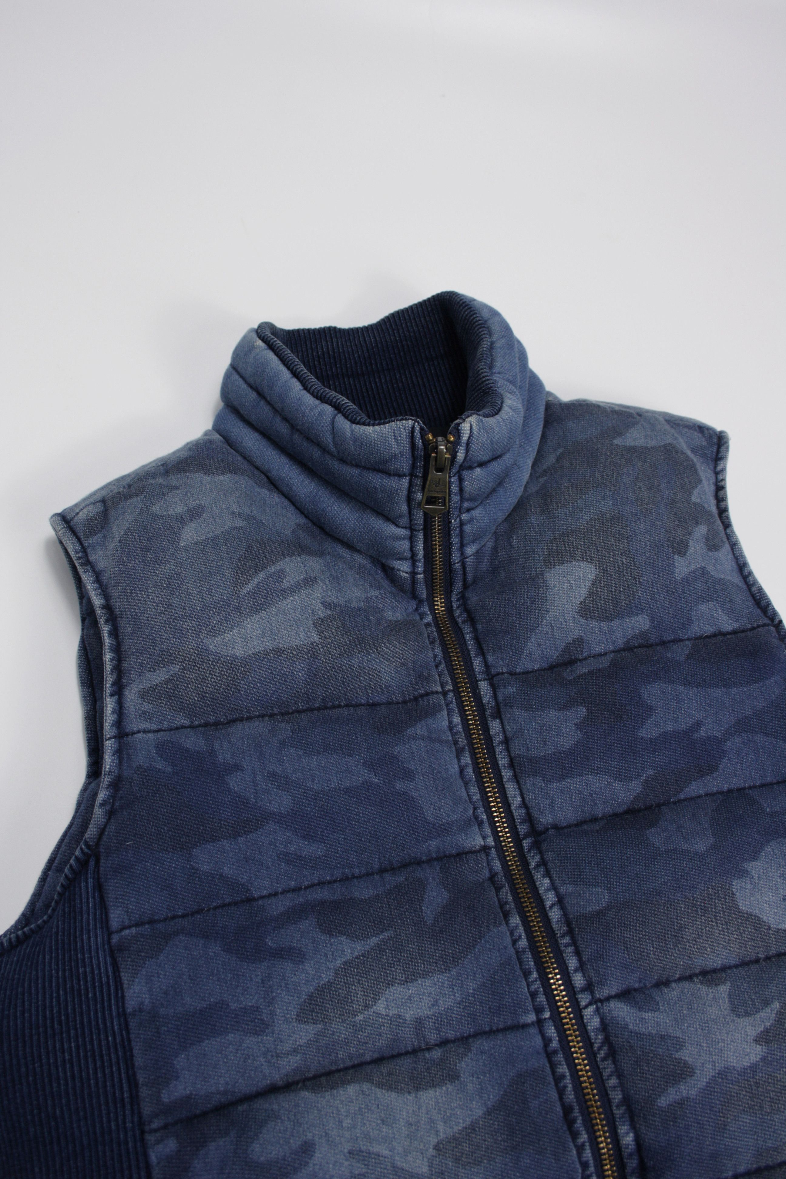 Japanese Brand 1PIU1UGUALE3 RELAX Washed Camo Denim Puffer Down Vest Size US S / EU 44-46 / 1 - 3 Thumbnail