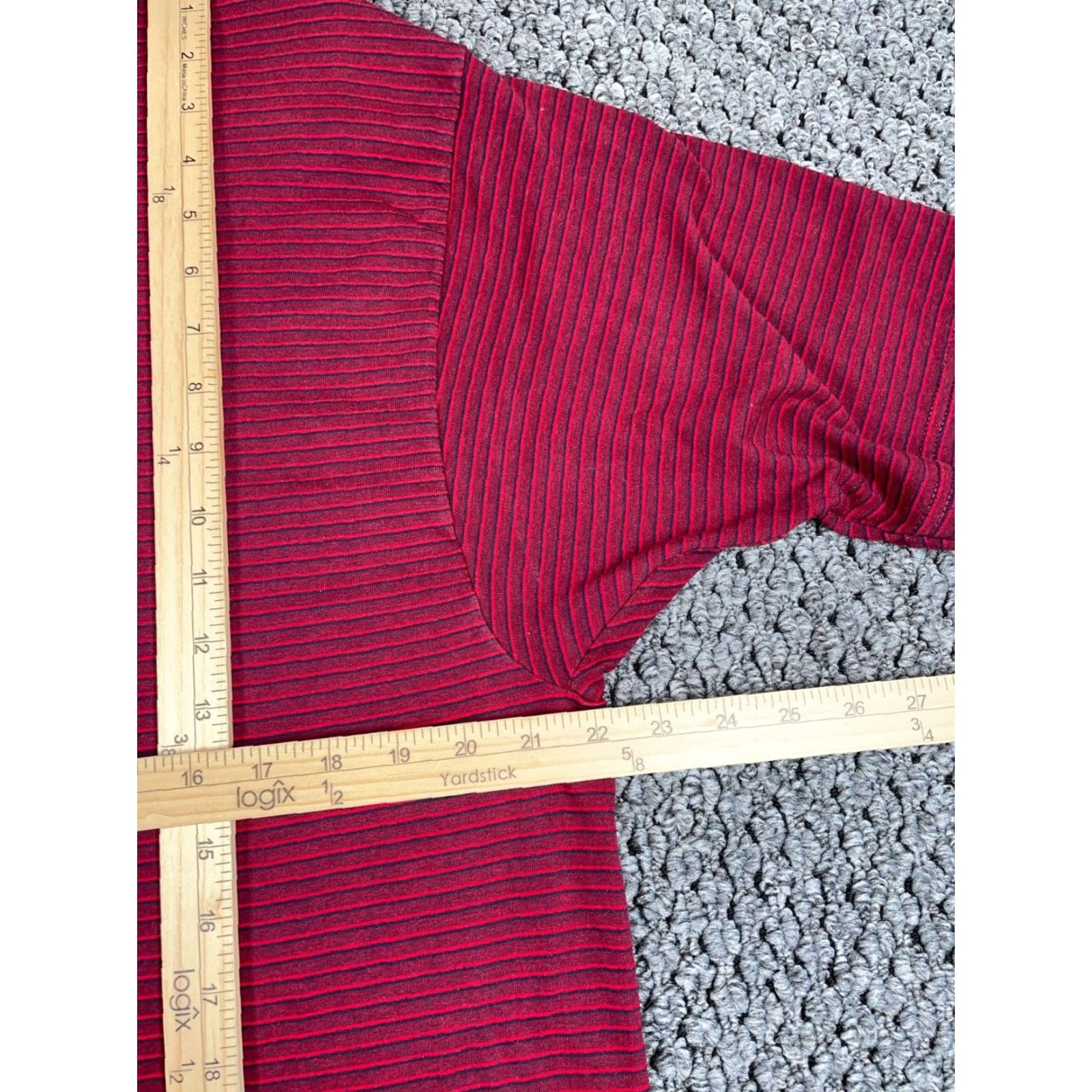 Vintage VINTAGE VTG Elongated Striped Pattern T-Shirt Adult XL Red Black Crewneck Skater Y2K Mens Size US XL / EU 56 / 4 - 6 Thumbnail