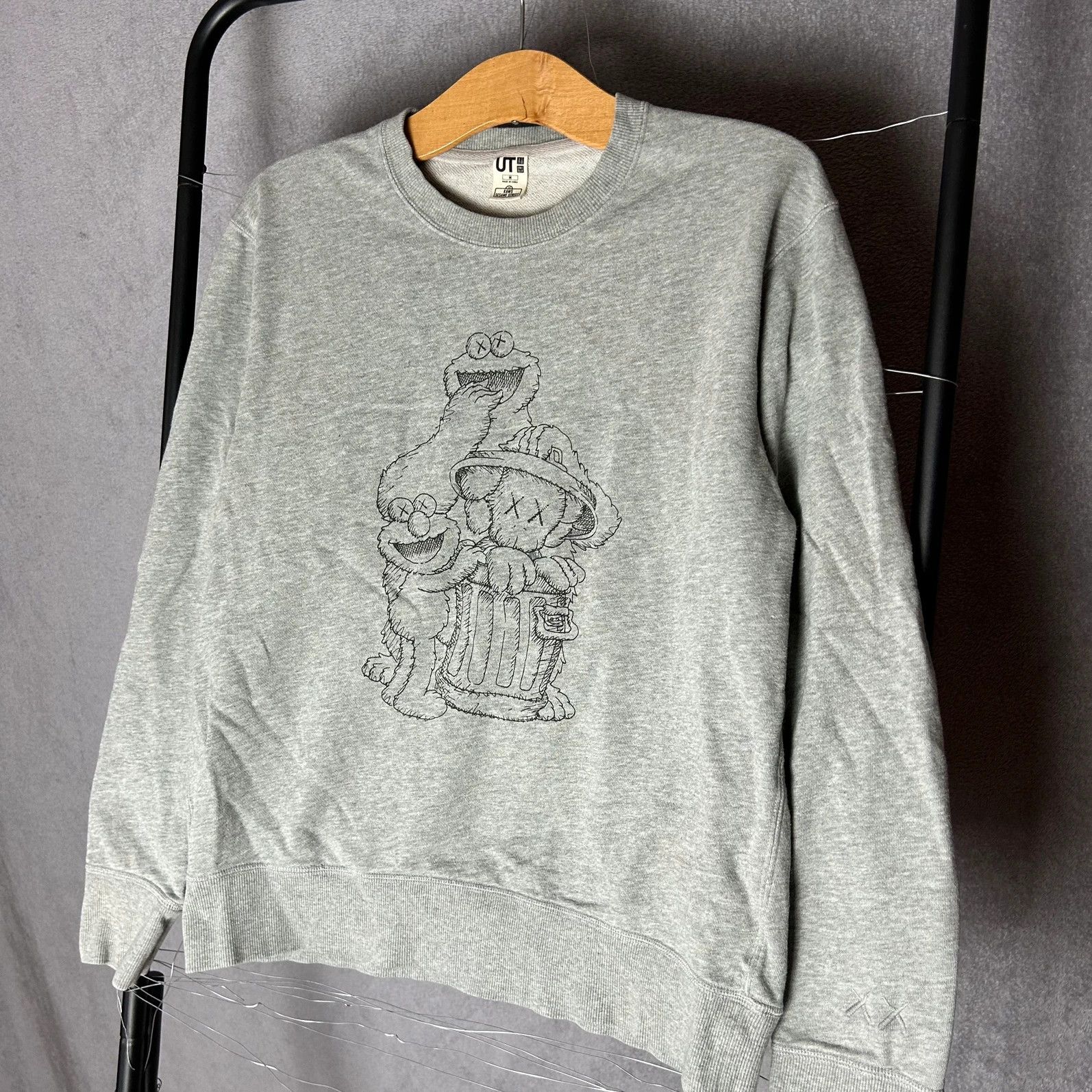 Japanese Brand × Kaws × Uniqlo Kaws x Uniqlo x Sesame Street crewneck big logo print Size US M / EU 48-50 / 2 - 3 Thumbnail